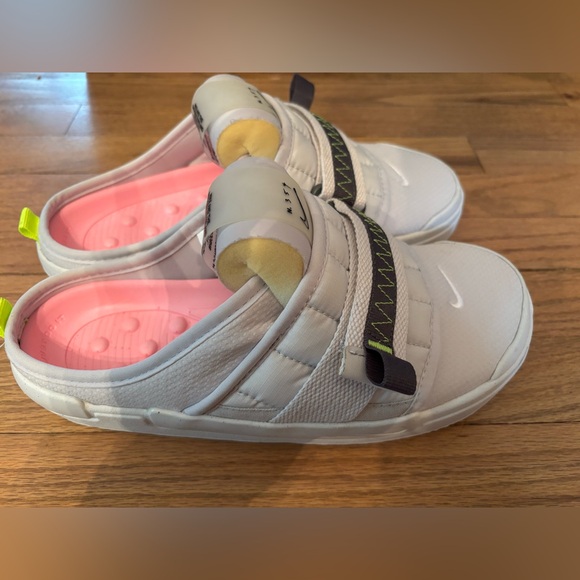 Nike - Picture 3 of 6